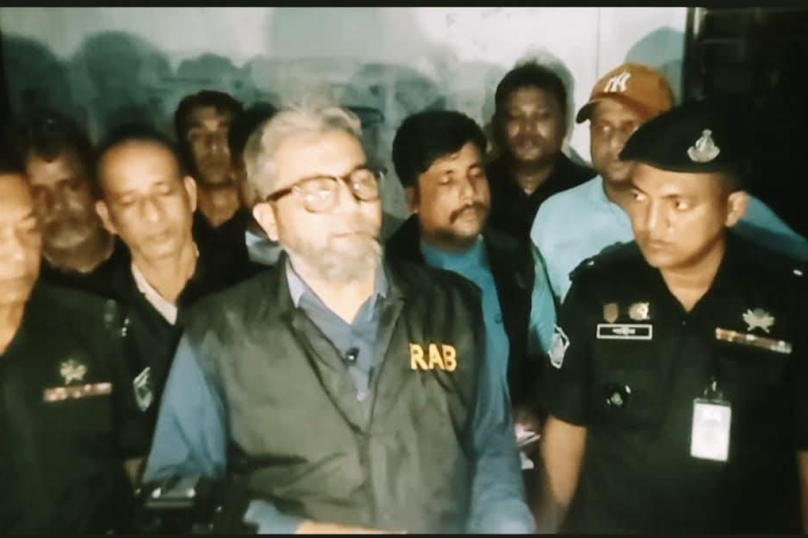 চাঁপাইনবাবগঞ্জে বিপুল পরিমাণ বিদেশি জাল টাকা ও তৈরির সরঞ্জাম উদ্ধার, আটক ২