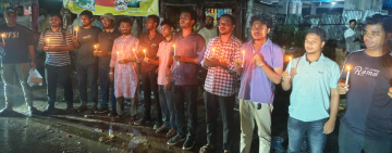 বিদ্যুতের অতিরিক্ত বিল ও লোডশেডিংয়ের প্রতিবাদে মোমবাতি জ্বালিয়ে ছাত্র-জনতার অবস্থান