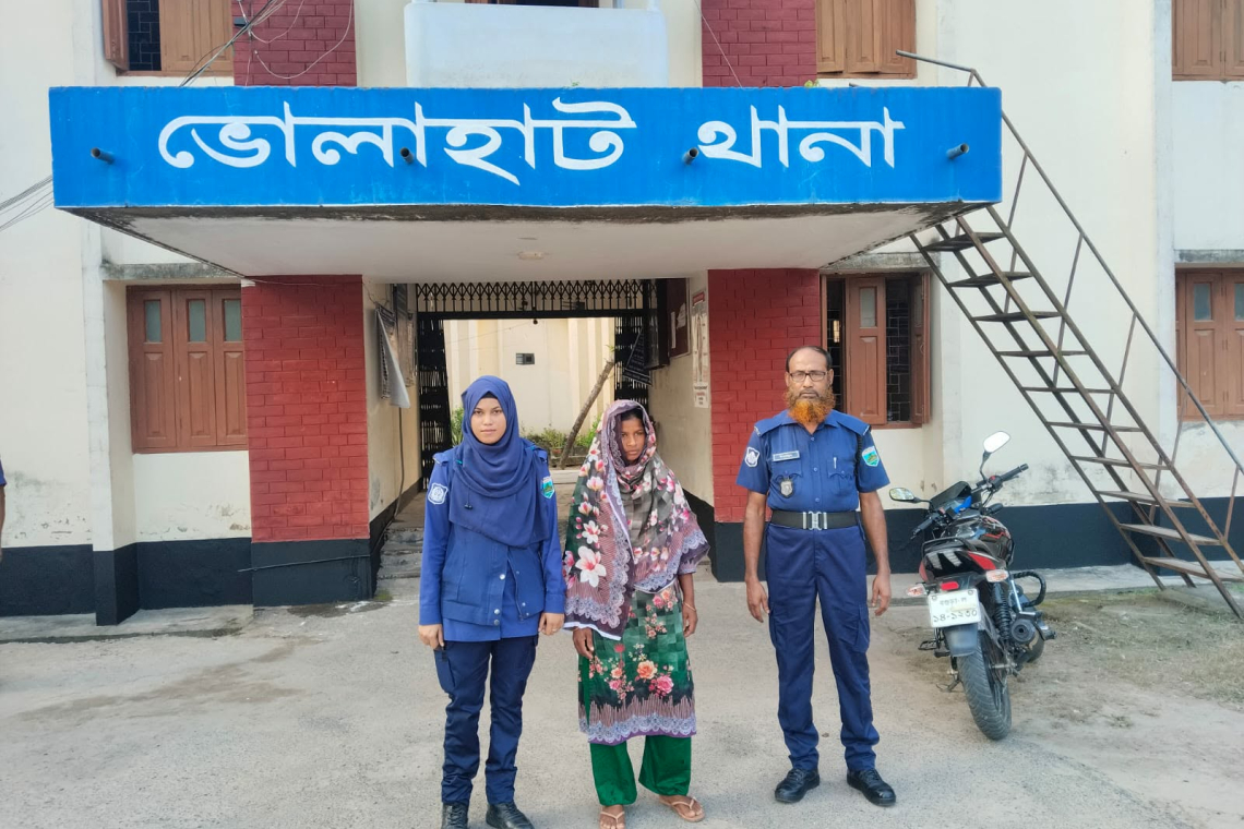 ভোলাহাটে ৩১০ ভারতীয় চোরাই   মোবাইল সহ নারী গ্রেফতার 