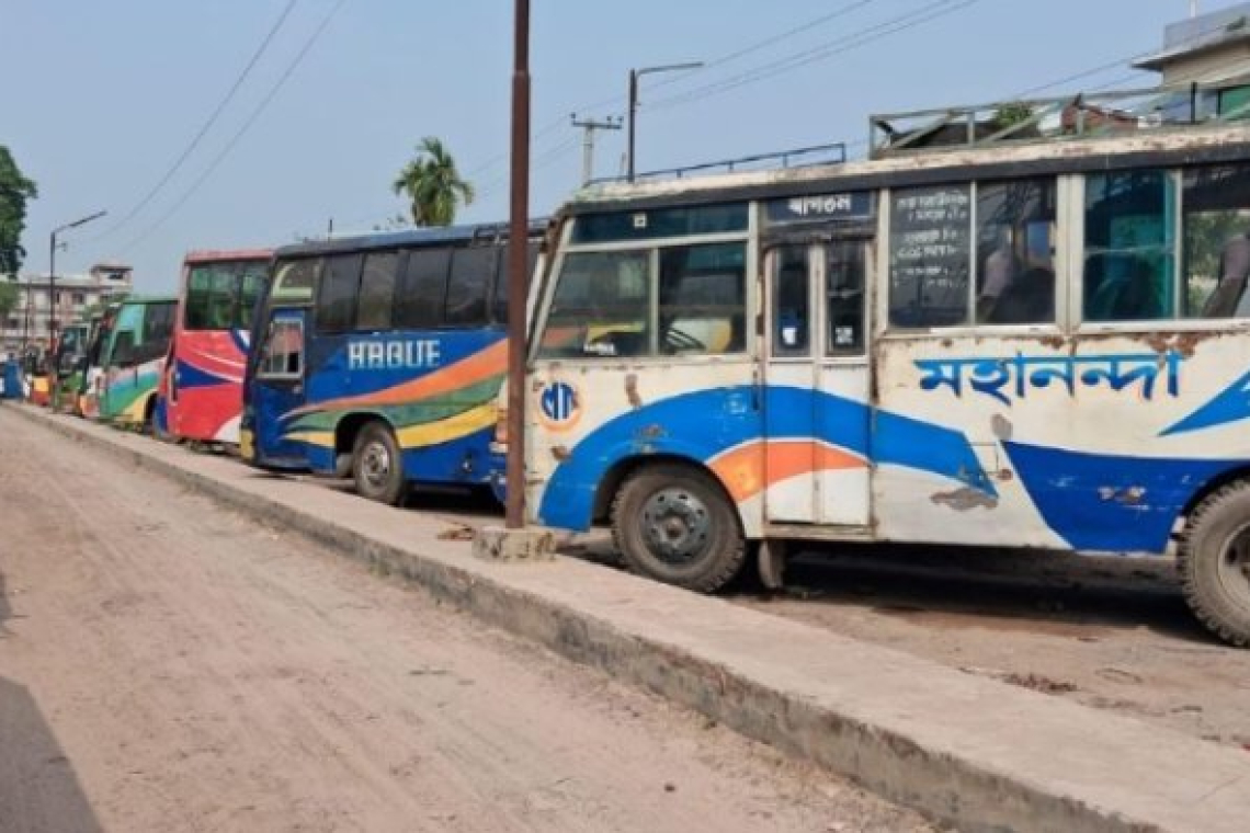 চাঁদা আদায় ও শ্রমিককে মারধরকে কেন্দ্র করে চাঁপাইনবাবগঞ্জে বাস-ট্রাক চলাচল বন্ধ