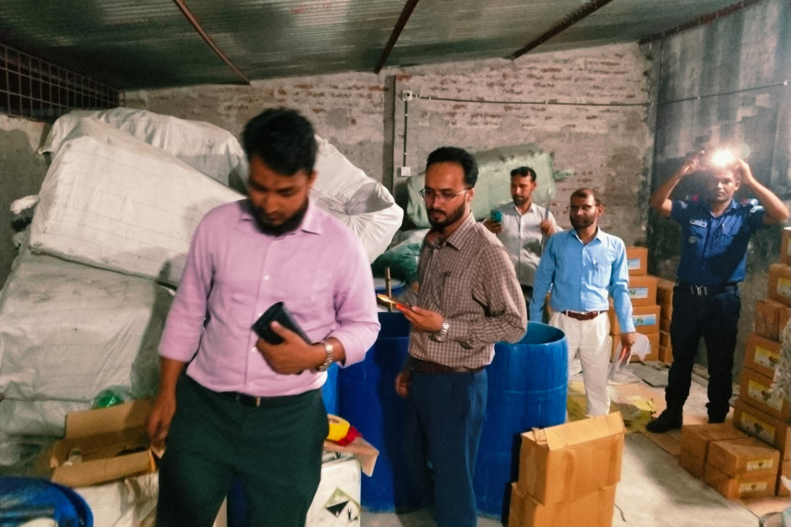 চাঁপাইনবাবগঞ্জে সারের দোকানে অভিযান, ১ লাখ টাকা জরিমানা