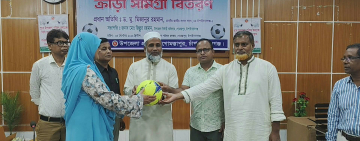 গোমস্তাপুরে ১১৯ প্রাথমিক বিদ্যালয়ে ক্রীড়া সামগ্রী বিতরণ